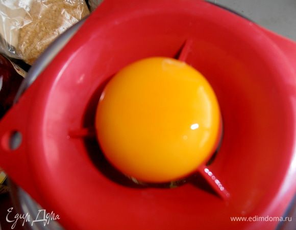 А пока займёмся единственным коржом!  Желтки отделяем от белков. Белки накрываем и убираем сразу в холодильник для омлета или безешек)))