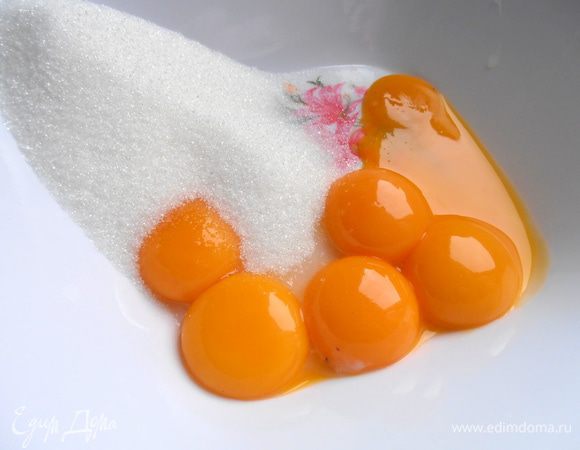 К желткам подсыпаем сахар... Я уменьшила его до 180 г, поэтому так и написала.  Щепотка ванили тоже здесь.