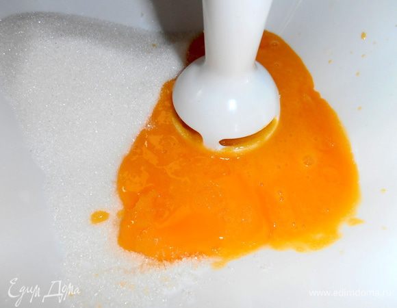 Взбиваем блендером или перетираем венчиком до посветления массы.