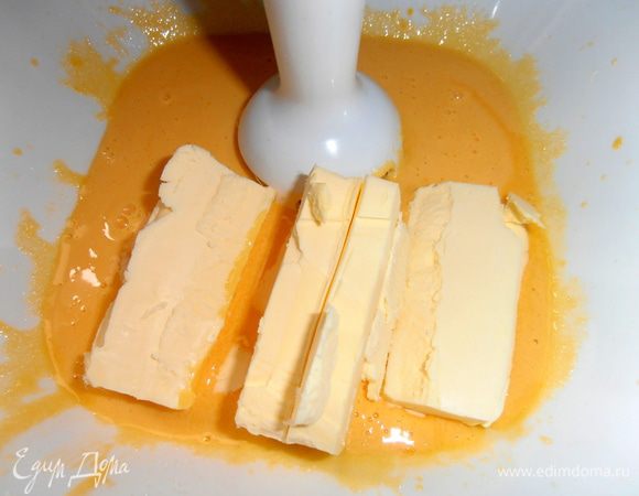 Добавляем размягчённое масло и продолжаем взбивать-перетирать.