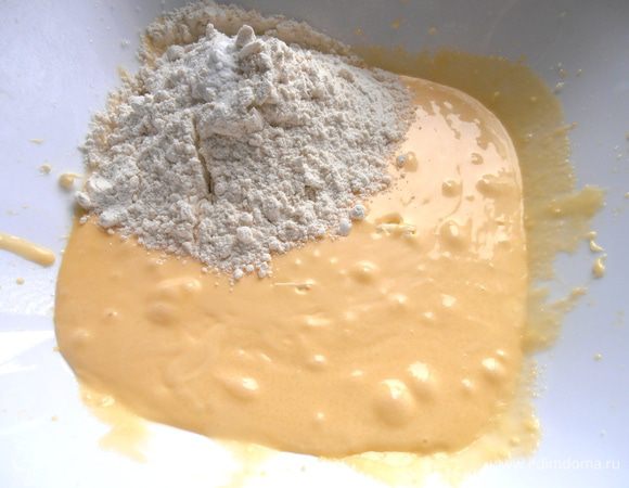 Вводим просеянную муку,смешанную с солью и разрыхлителем, по частям.