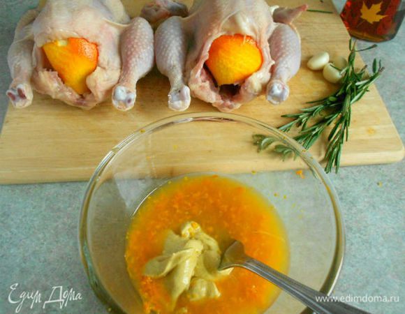 Выжать сок из апельсина, добавить цедру, кленовый сироп, дижонскую горчицу, соль, перец и хорошо взбить вилкой.