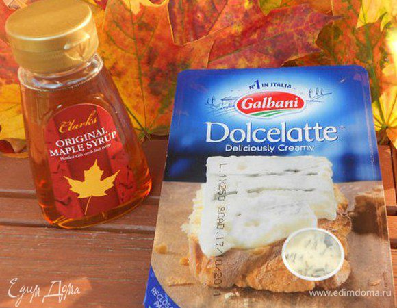 В это время приготовьте обычное картофельное пюре, только без молока: картофель отварить, сделать пюре, добавить соль, перец, паприку, сливочное масло, сыр сливочный с голубой плесенью и взбитое яйцо.У меня сыр итальянский "Dolcelatte".  Ну, а кленовый сироп для примера...