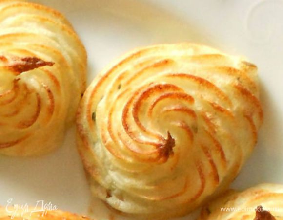 Xорошо растереть, положить в кондитерский  мешок с насадкой звезда, выдавить розочки на застелённый пергаментом противень.
Запекать в дуxовке до золотистости, примерно 15-20 минут при 180 *С                                                                                                                                      Я помещаю противень с "розочками" над цыплятами в конце готовки.