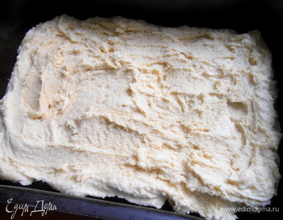 Теперь внимание! Можно испечь круглый корж и затем поставить его в разъёмную форму большего размера для последующей заливки. Но у меня имелась силиконовая форма, в которую удачно вписывался по размеру меньший по размеру корж. Если я вас ещё окончательно не запутала, идём дальше! Выкладываем тесто в смазанную форму для выпекания.