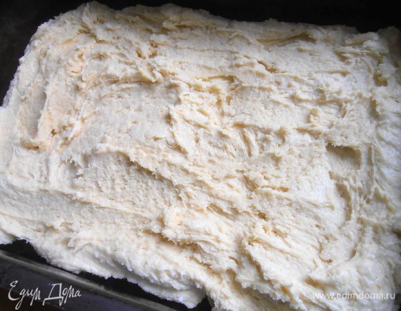 Разравниваем поверхность и выпекаем в разогретой до 180* духовке 20 минут.