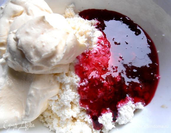 Творог, сметану смешиваем и сиропом от варенья или добавляем свежую клубнику с сахаром...