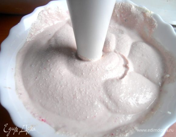 Взбиваем блендером! Ягодки от варенья я поэтому оставила на потом, чтобы были видны в тортике))