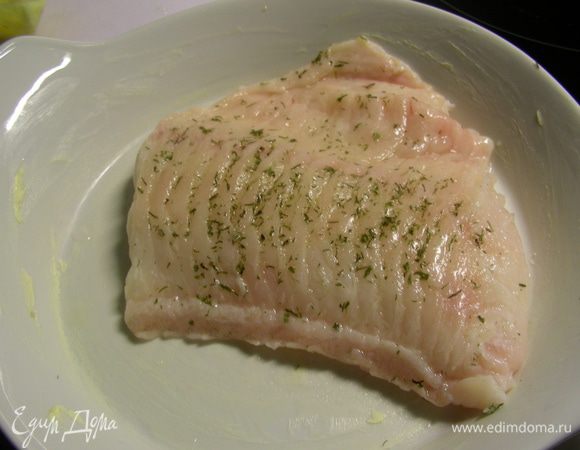 Рыбу солим, перчим, можно посыпать специями для рыбы по вкусу. В оригинальном рецепте ее предлагают готовить на гриле, а я запекала в духовке. И к ней в конце добавила овощной гарнир.
