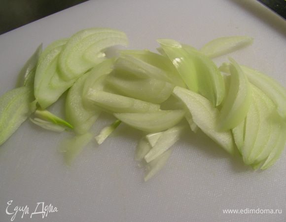 Лук режем полукольцами.
