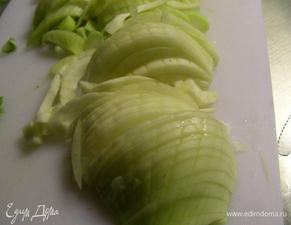 У фенхеля удаляем жесткую середину и тоже режем его тонкими кольцами.
