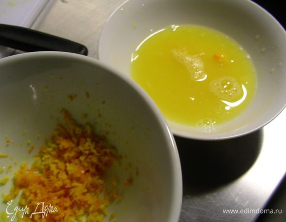 Натираем цедру апельсина (около 1 ч.л.) и выжимаем из него сок.
