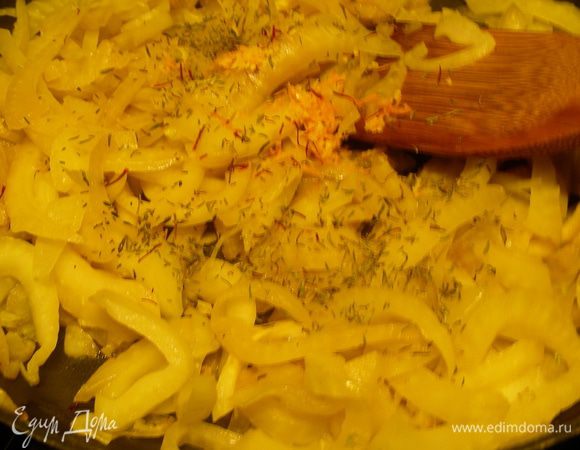 Лук и фенхель обжариваем до мягкости. При необходимости подливаем понемногу воду. У меня это заняло минут 30.  Затем добавляем сок и цедру апельсина, тимьян, шафран по вкусу, соль и перец. Готовим еще 5 минут. 
