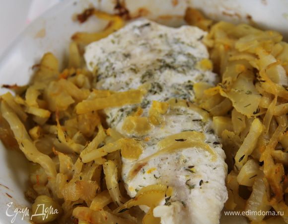 Подаем рыбу с овощным гарниром (я их немного прогрела вместе в духовке). При подаче можно присыпать зеленым луком. Приятного аппетита))
