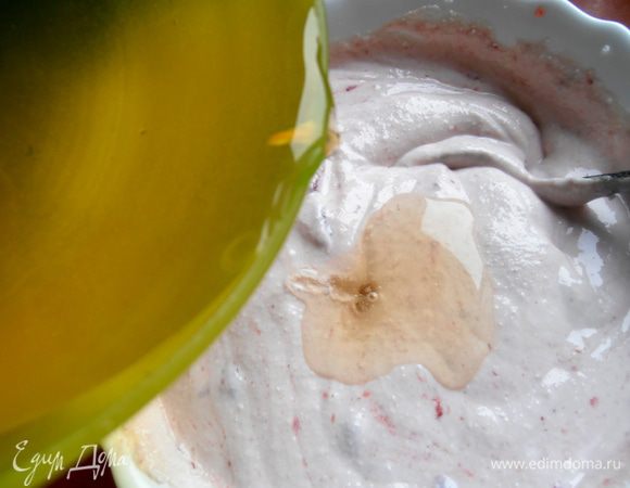 Вливаем тонкой струйкой в творожную массу и тщательно активно перемешиваем, чтобы не образовалось желатиновых капелек.