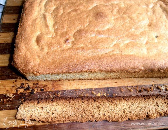 У коржа рекомендовано обрезать подсохшие боковые и нижний края... Я так и сделала! Они очень вкусные оказались))