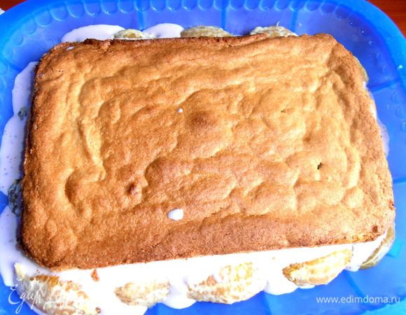 Теперь нужно утопить наш корж обрезанной стороной вниз, чтобы не видно было резких границ при разрезе тортика!