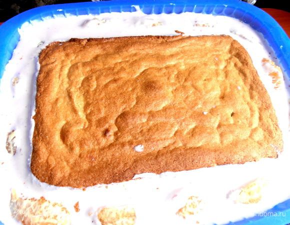 Осторожно ладонями прижимаем корж, пока не сравняются уровни. Масса наполовину должна уже схватиться, застыть.