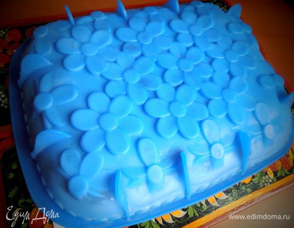 Утром переворачиваем форму с тортом на ровную поверхность... Перед этим немного отделяем ножом края формы от желейной массы.