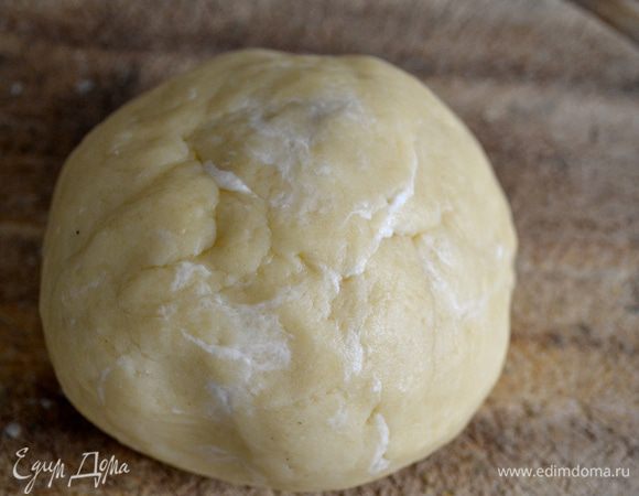 Тесто я замесила в кухонном комбайне (или миксере). Положить все ингредиенты в миксер (мука, размягченное слив.масло, холодная вода, соль) и смешать. Замесить тесто в шар, завернуть  в пищевую пленку и положить минимум на 30 мин. в холодильник.   