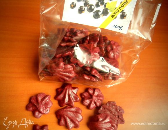 Недавно я купила готовые пастилки ручной работы из чёрной смородины без красителей и добавок и теперь ищу рецепт приготовить их дома, а потом сравню вкус. Они немного кисленькие, но приятные и похожи на жевательные конфеты.