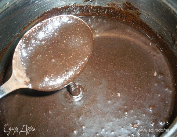 Смешиваем в кастрюльке с толстым дном сахар, какао и молоко. У нас получается довольно густая масса.