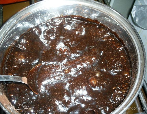 Ставим кастрюльку на медленный огонь и при постоянном помешивании доводим содержимое до кипение. Помешивая, варим, пока сахар не растворится полностью.