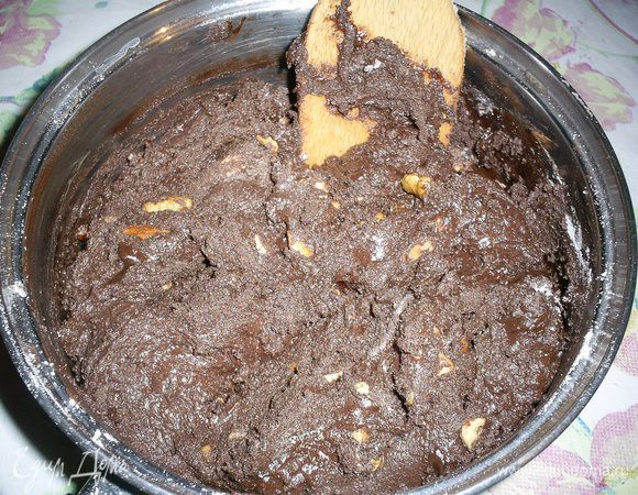 Теперь всыпаем смесь (сухое молоко) и тщательно вымешиваем ложкой или лопаткой до полной однородности и исчезновения всех комочков. Масса получается очень плотная, пластичная, она не липнет к рукам и замечательно держит форму.