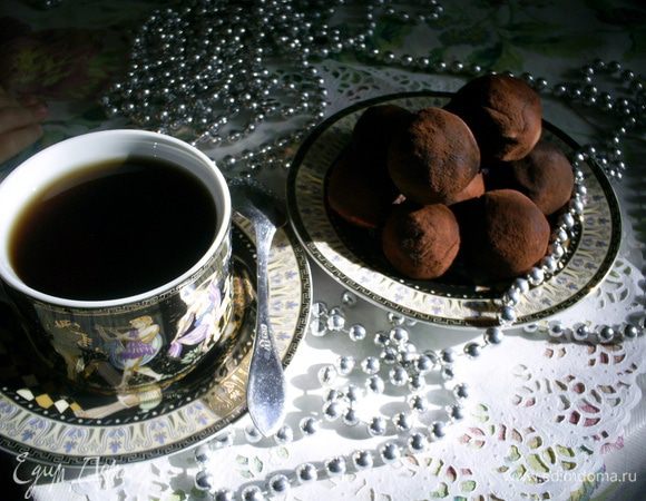 Теперь у нас есть два пути. Первый: наполняем полученной массой формочки для конфет и отправляем в холодильник до застывания. Второй: набираем массу небольшими порциями, катаем конфетки в форме шариков и сразу обваливаем в какао-порошке. выкладываем на тарелочку и отправляем до застывания в холодильник. Там им достаточно пробыть пару часов. И можно дегустировать с чашечкой свежезаваренного несладкого чая. Хранить конфеты в холодильнике. Приятного аппетита!