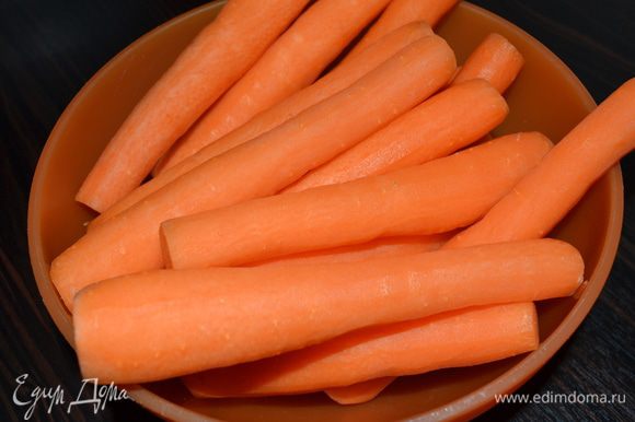 Помыть и очистить 1 кг моркови. Желательно подобрать сочный, сладкий сорт.