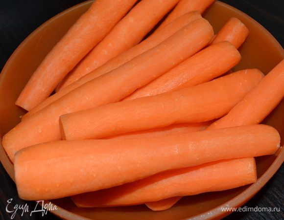 Помыть и очистить 1 кг моркови. Желательно подобрать сочный, сладкий сорт.