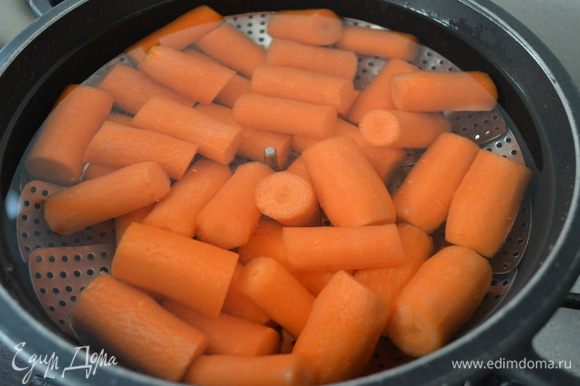 Нарезать морковь брусочками по 2-3 см и поставить вариться в течение 20 мин. в большом количестве воды. Посолить и поперчить в конце приготовления.