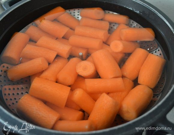 Нарезать морковь брусочками по 2-3 см и поставить вариться в течение 20 мин. в большом количестве воды. Посолить и поперчить в конце приготовления.   