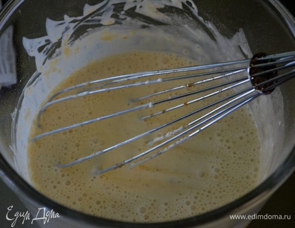 Миксером взбить желтки с 1/2 стак. молока, муку и сметану,соль.Добавить ваниль, цедру лимона и апельсина и 1/2 стакана молока,ром.