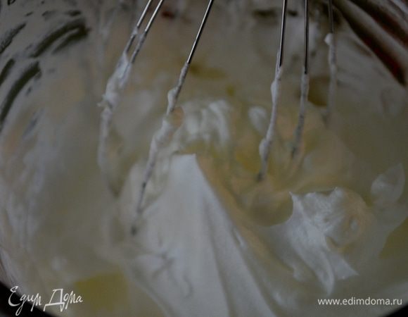 Взбить белки отдельно примерно 1 мин. Добавить 1 стол.л. сахара, взбивать. Затем вторую стол.л сахара и взбивать до пиков. Вылить поверх мучной смеси и осторожно перемешать.