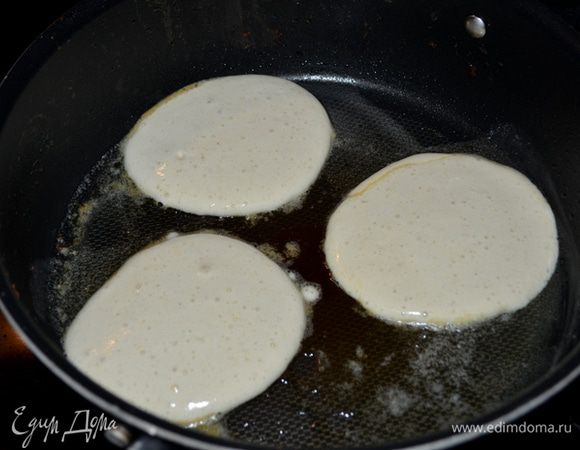 1 стол.л масла растопить и выпекать на сковороде. В оригинале выпекают в духовке при тем-ре 180 гр. на чугунной сковороде ,не переворачивая блины. Жарят примерно 5-7 мин. Затем отправляют в духовку на 20-25 мин.        Мы же будем выпекать на плите ,переворачивая блинчики осторожно. Так с каждой порцией.