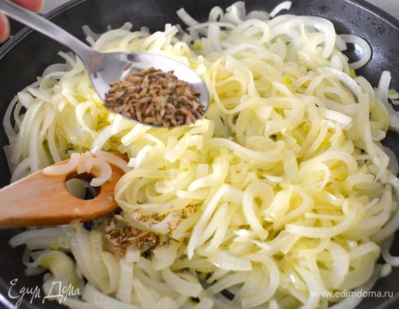 Как только лук станет мягким добавить в сковороду 1 ст.л. семян фенхеля (укропа). Продолжаем пассировать. 