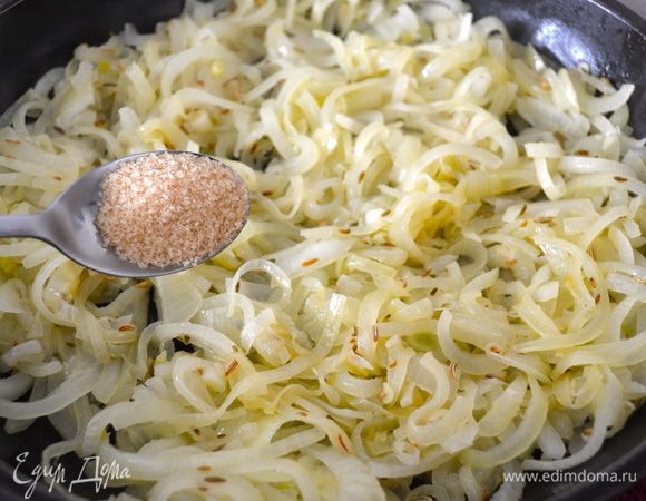 Незадолго до окончания пассировния лука добавить к нему полную столовую ложку тростникового сахара. Как следует перемешать, карамелизируя лук.  