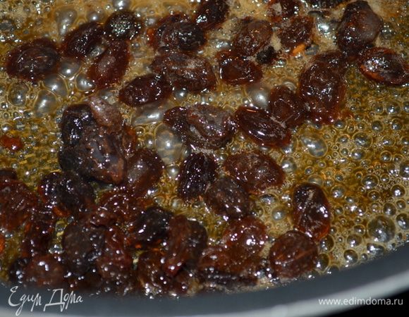 Растопить 4 стол.л. масла,Добавить 4 стол.л. сахара, изюм и лимон. сока. Примерно 5 мин. дать прокипеть,помешивая.