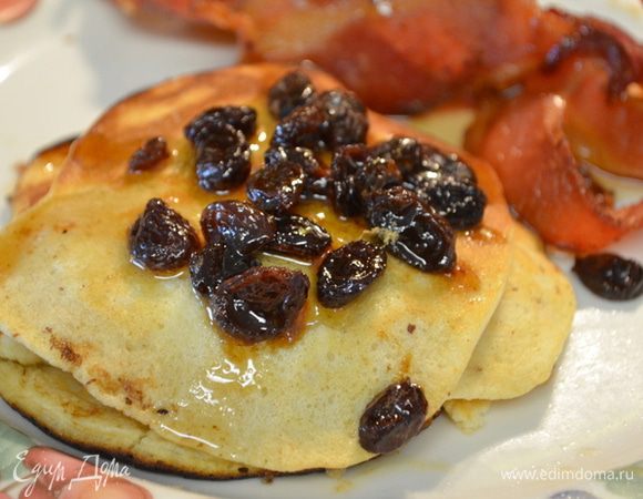 Готовый сироп выкладывают поверх блинов ,посыпая сахарной пудрой и джемом по желанию.