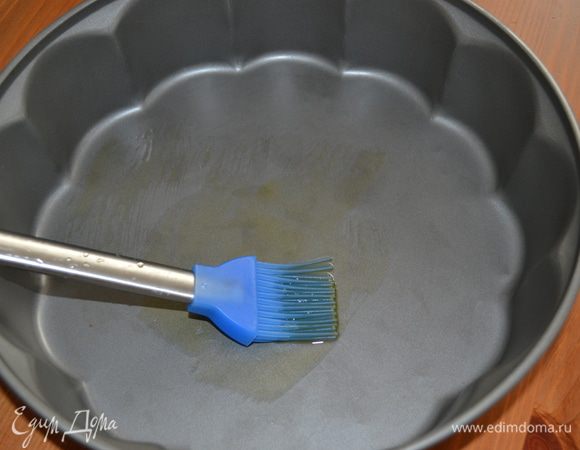 Теперь включаем духовку на 180 С. Берем форму для запекания с высокими бортами и смазываем ее оливковым маслом.  