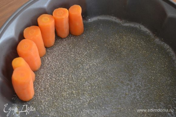 Морковь слить. Выкладываем морковные брусочки по всей форме; ставим вертикально, чтобы они "стояли" друг к дружке ))