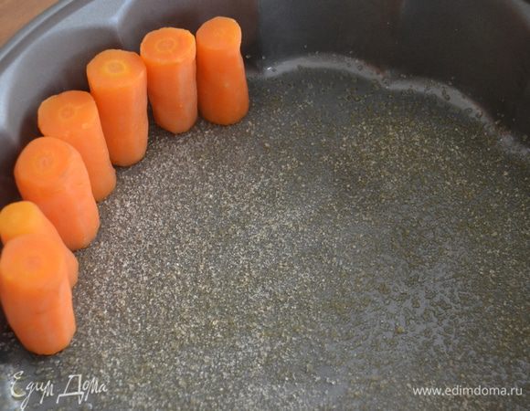 Морковь слить. Выкладываем морковные брусочки по всей форме; ставим вертикально, чтобы они "стояли" друг к дружке ))