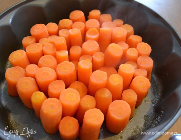 Морковь должна заполнить всю форму, отступая буквально пол сантиметра от края формы. У меня форма оказалась слишком большой (27 см), поэтому пришлось все морковки немного подтянуть к середине...  