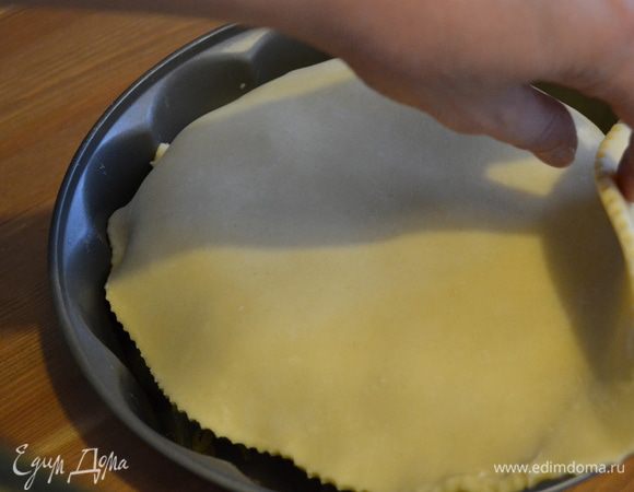 Затем берем тесто. Как я уже указала выше, сюда очень хорошо подойдет и слоеное тесто (в следующий раз я хочу сделать с ним), но я использовала тесто brisè, как в рецепте. Раскатать тесто в пласт и накрыть им овощи.