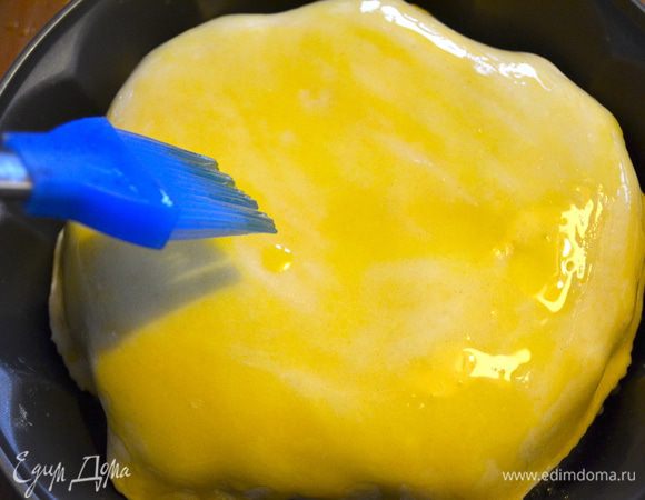 Остается только смазать верх пирога оливковым маслом и поставить выпекаться в заранее разогретую до 180 С духовку. Выпекать до получения коржом золотистого цвета... У меня ушло 30-35 мин.