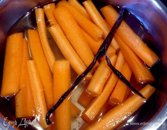 Бланшируем очищенную от кожуры и порезанную на брусочки морковь в воде с разрезанной вдоль палочкой ванили и медом в течение 10 минут.  
