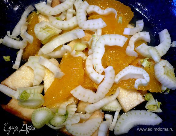 Фенхель разрезаем пополам и режем полукольцами. Айву чистим от кожуры и режем на кусочки, филетируем апельсин, выделяющимся соком поливаем айву. Смешиваем айву, фенхель и мякоть апельсина. 