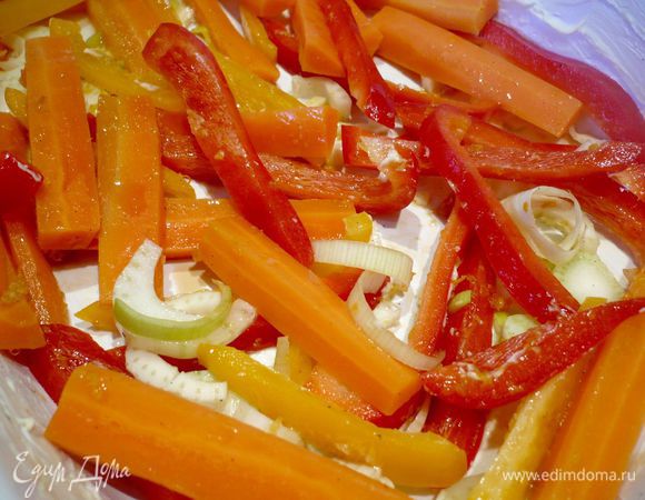 Лук-порей обжариваем на сковороде в распущенном сливочном масле. Половину лука-порея выкладываем в смазанную сливочным маслом форму для запекания. Другую половину   оставляем. Морковь выкладываем шумовкой в форму (ванильную жидкость сохраняем), добавляем паприку и столовую ложку цитрусового масла, а также соевый соус, солим, перемешиваем прямо в форме.