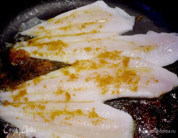 Духовку разогреваем до 180 градусов. Камбалу моем в проточной воде и обтираем бумажным полотенцем. Солим и обжариваем на той же сковороде, на которой мы обжаривали лук-порей, примерно по 1 минуте с каждой стороны, капнув на филе  по несколько капель цитрусового масла.  